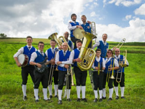 Musiker an der Posaune, Tuba, E-Bass, Schlagzeug, Percussion